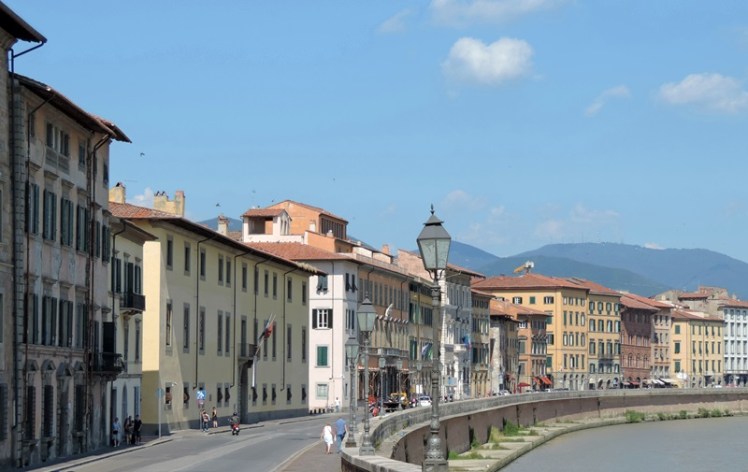 Moradias típicas e o Rio Arno