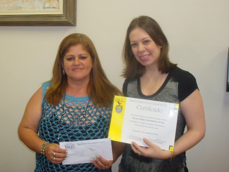 Delise Xavier recebendo o prêmio do concurso de poesias 2010 de minhas mãos