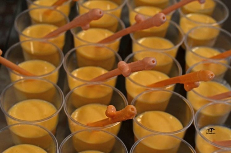 Batida de maracujá e canudo temático