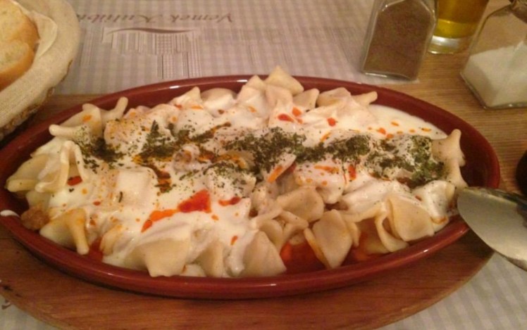 Ravioli com molho de iogurte