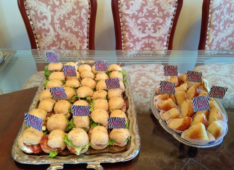 Mini sanduíches de salaminho e queijo branco e sfiha de carne