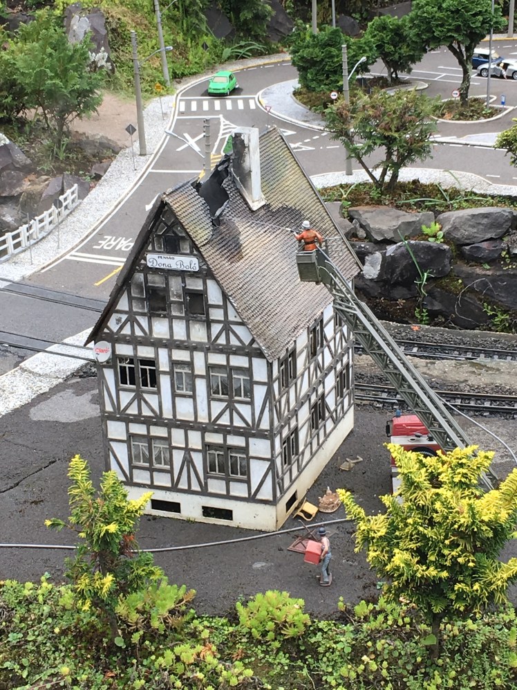 Miniaturas reduzidas em 24x do tamanho original