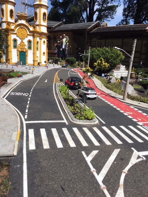 Com os gigantes ao fundo