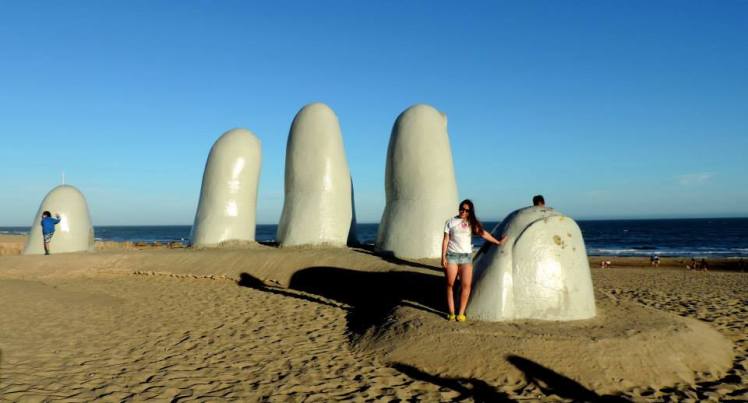O famoso monumento "La Mano" em Punta del Este