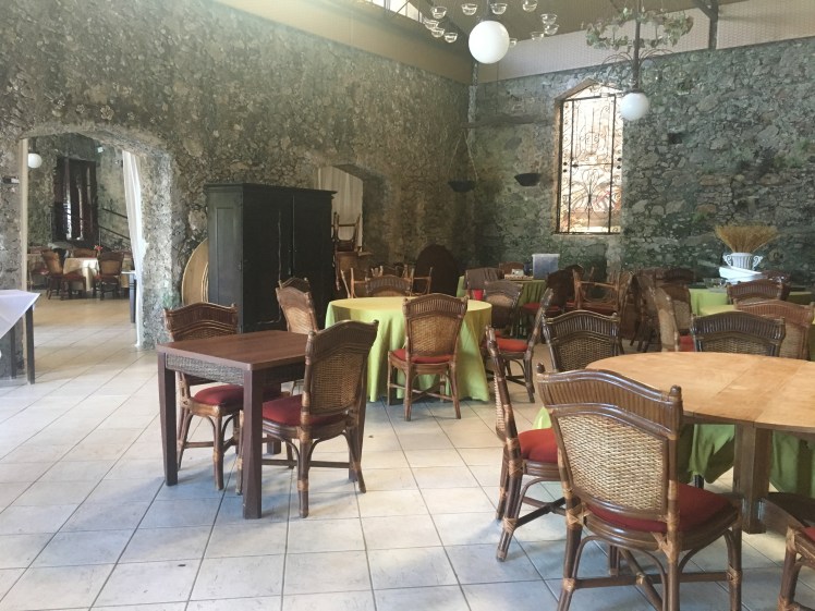 Salão de pedras onde é servido o café da manhã