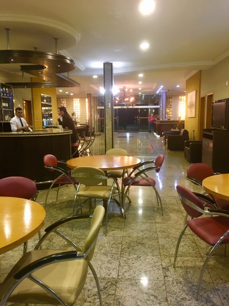 Lobby bar - E o destinado pedindo nossa cervejinha