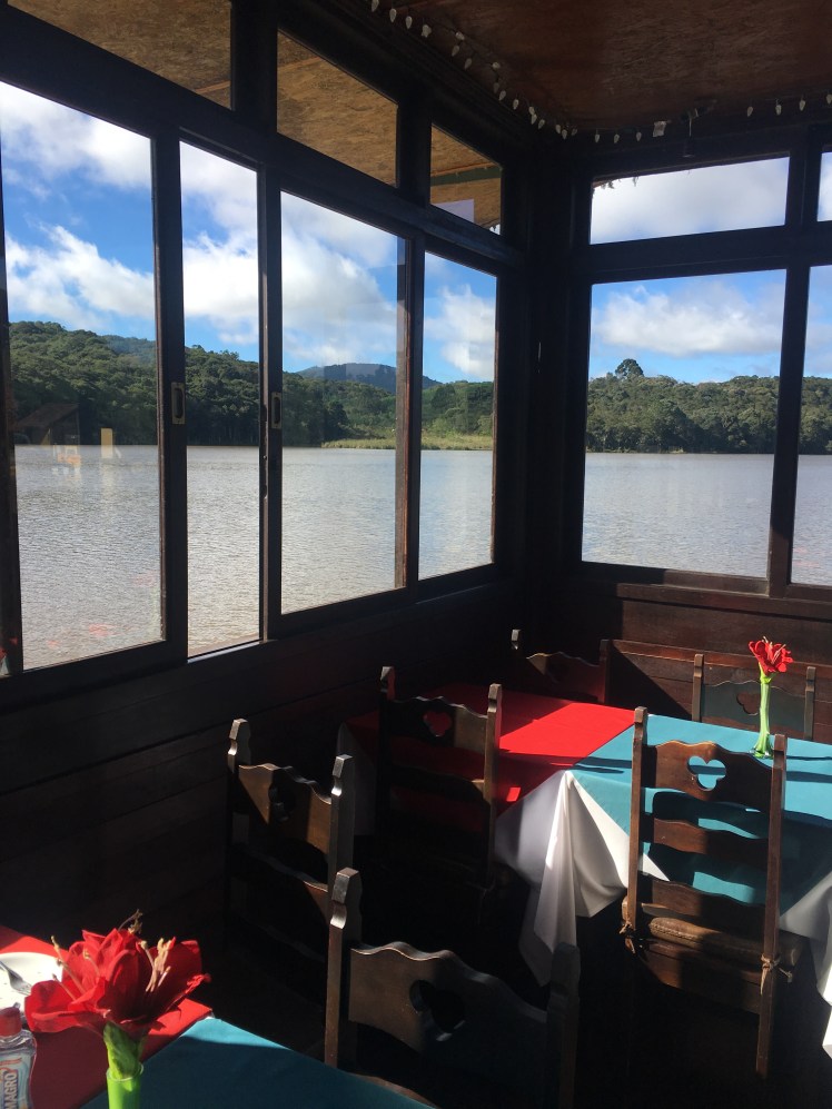 Restaurante sobre o lago