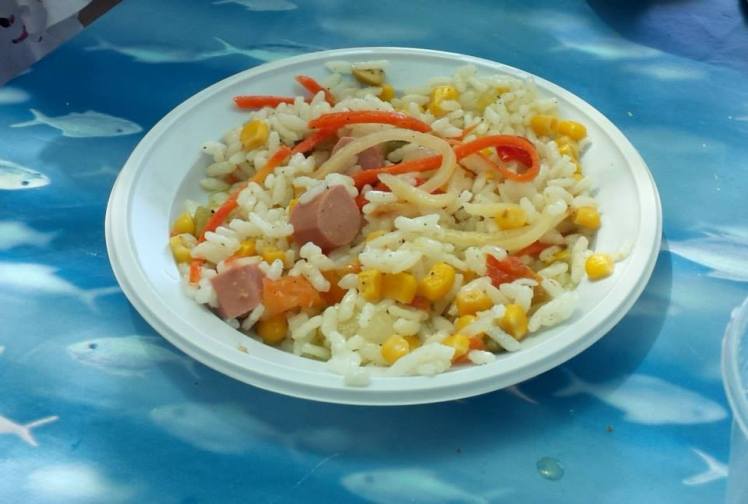 Comida no pratinho plástico em San Vito Lo Capo - Itália